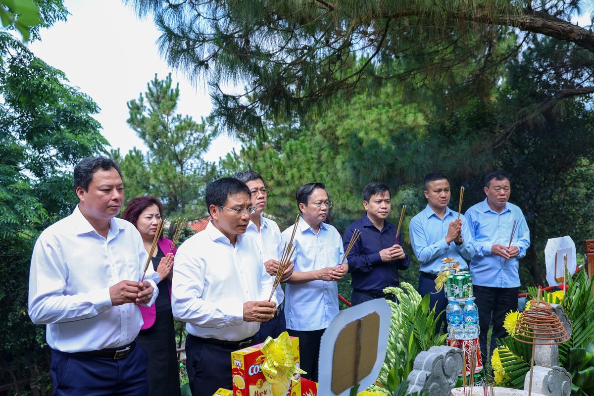 Bộ trưởng Bộ Tài chính Nguyễn Văn Thắng dâng hương tại các nghĩa trang liệt sĩ quốc gia