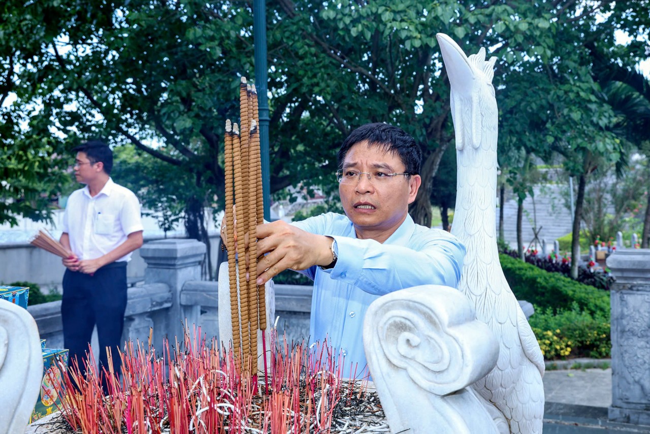 Bộ trưởng Bộ Tài chính Nguyễn Văn Thắng dâng hương tại các nghĩa trang liệt sĩ quốc gia