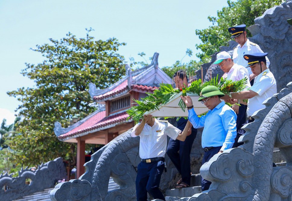 Bộ trưởng Bộ Tài chính Nguyễn Văn Thắng dâng hương tại các nghĩa trang liệt sĩ quốc gia