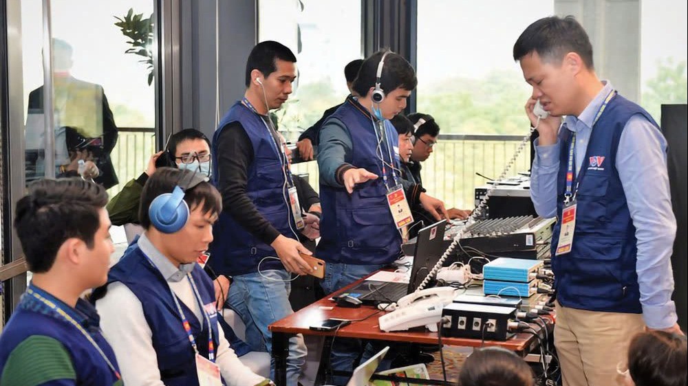 Trăm năm thao thức cùng đất nước