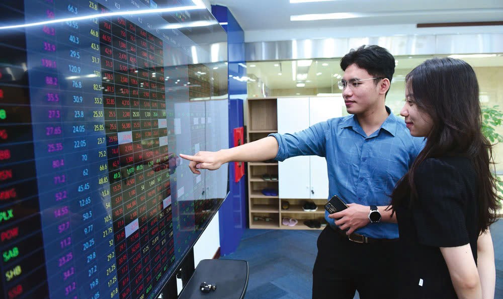 Thị trường chứng khoán vẫn giữ xu hướng tăng Chứng khoán ngày 21/8: “Cổ phiếu vua” góp sức, VN-Index thiết lập mức đỉnh lịch sử mới