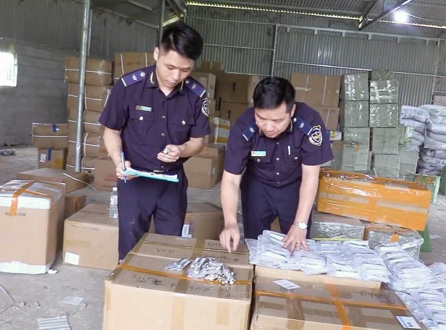 undefined Hải quan bắt giữ 450 chiếc đồng hồ đeo tay giả nhãn hiệu Rolex