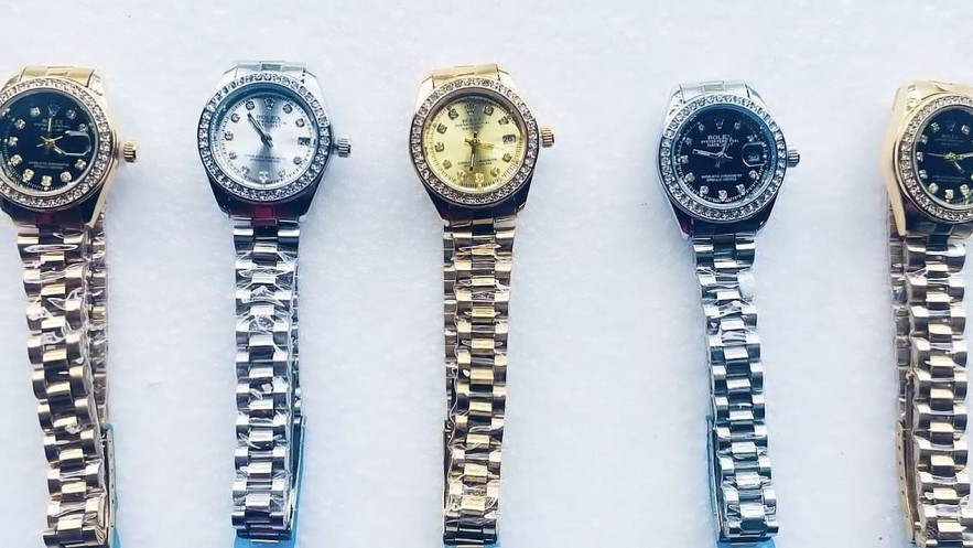 undefined Hải quan bắt giữ 450 chiếc đồng hồ đeo tay giả nhãn hiệu Rolex