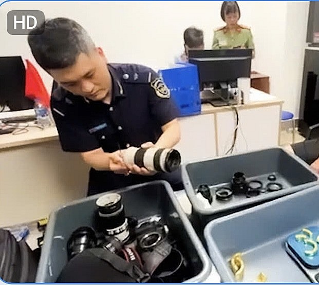 undefined Hải quan Nội Bài chặt bắt vụ cất giấu gần 2 kg vàng trong ống kính máy ảnh