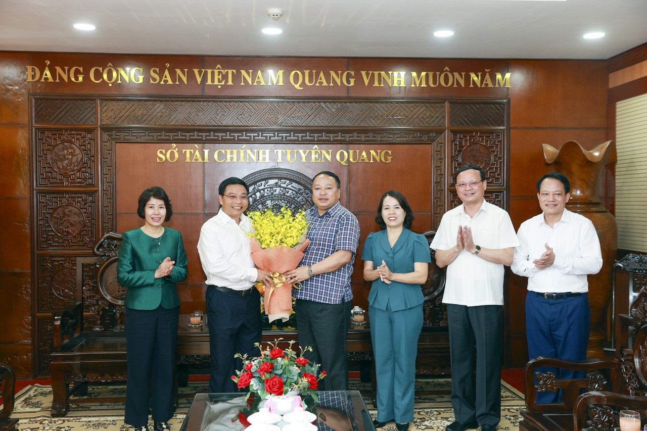 Bộ trưởng Tài chính Nguyễn Văn Thắng gắn biển công trình kỷ niệm 80 năm Ngày truyền thống Ngành Tài chính Việt Nam