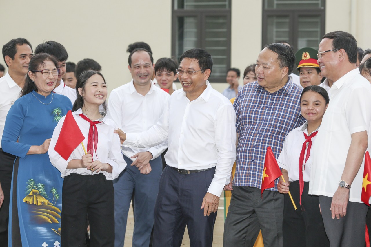 Bộ trưởng Tài chính Nguyễn Văn Thắng gắn biển công trình kỷ niệm 80 năm Ngày truyền thống Ngành Tài chính Việt Nam