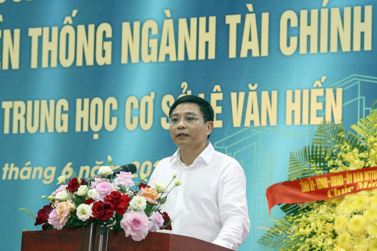 Bộ trưởng Tài chính Nguyễn Văn Thắng gắn biển công trình kỷ niệm 80 năm Ngày truyền thống Ngành Tài chính Việt Nam