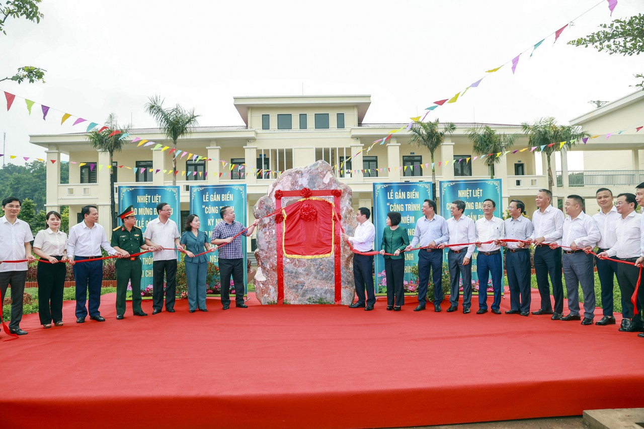 Bộ trưởng Tài chính Nguyễn Văn Thắng gắn biển công trình kỷ niệm 80 năm Ngày truyền thống Ngành Tài chính Việt Nam