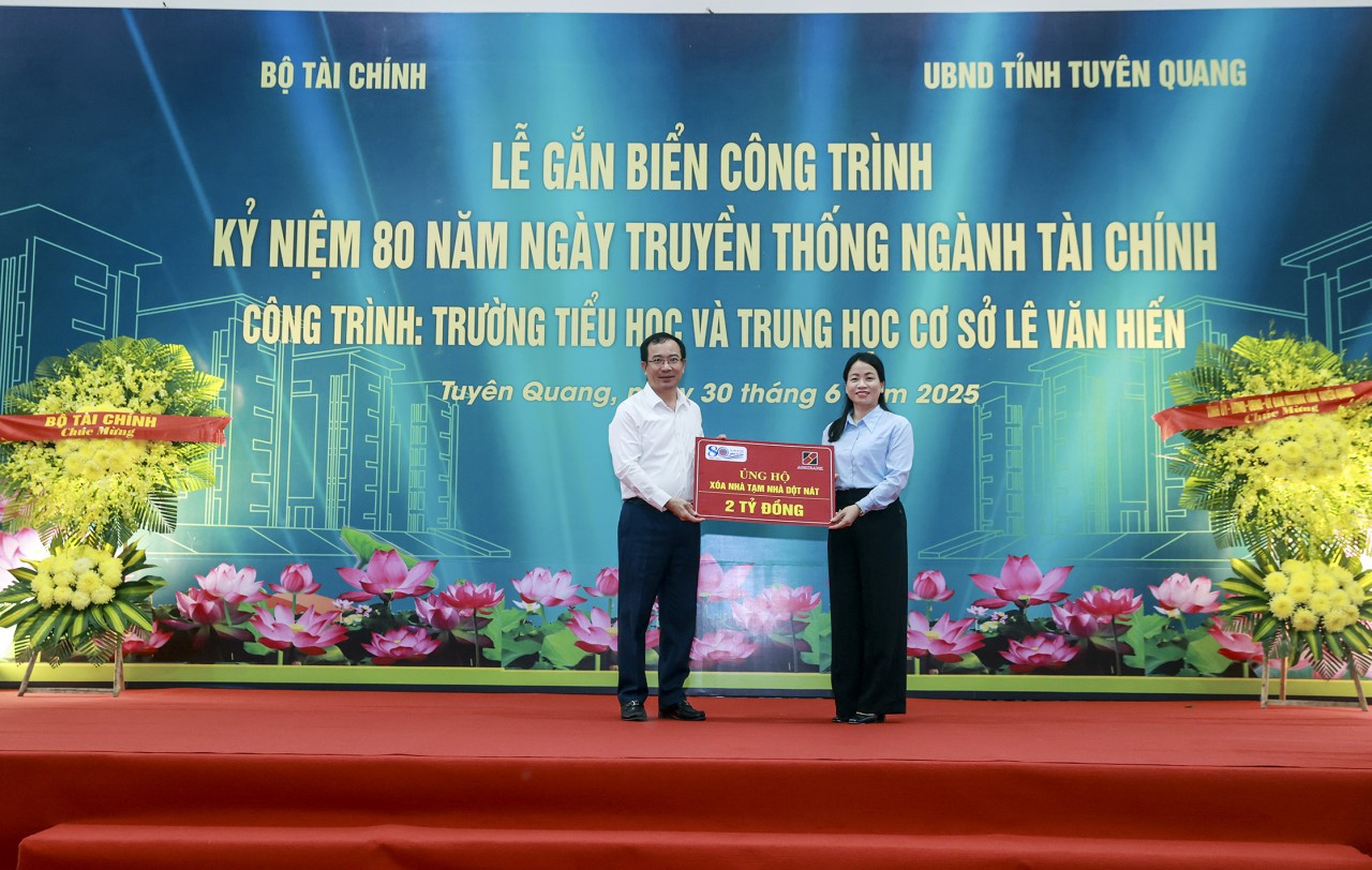 Bộ trưởng Tài chính Nguyễn Văn Thắng gắn biển công trình kỷ niệm 80 năm Ngày truyền thống Ngành Tài chính Việt Nam