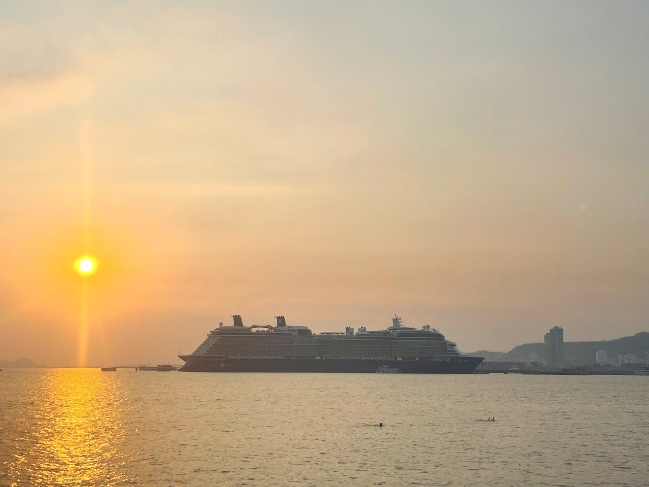 Quảng Ninh tăng tốc vươn lên trở thành trung tâm dịch vụ liên vùng Quảng Ninh tăng tốc vươn lên trở thành trung tâm dịch vụ liên vùng