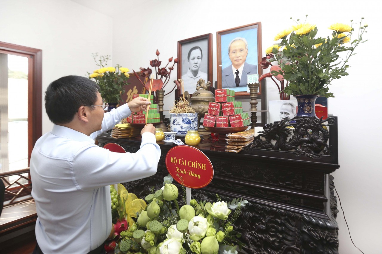 Bộ trưởng Bộ Tài chính Nguyễn Văn Thắng dâng hương cố Thủ tướng Phạm Văn Đồng