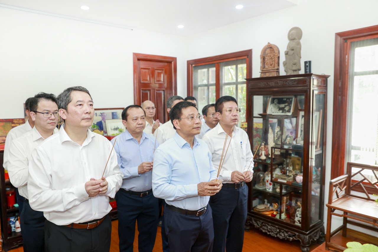 Bộ trưởng Bộ Tài chính Nguyễn Văn Thắng dâng hương cố Thủ tướng Phạm Văn Đồng