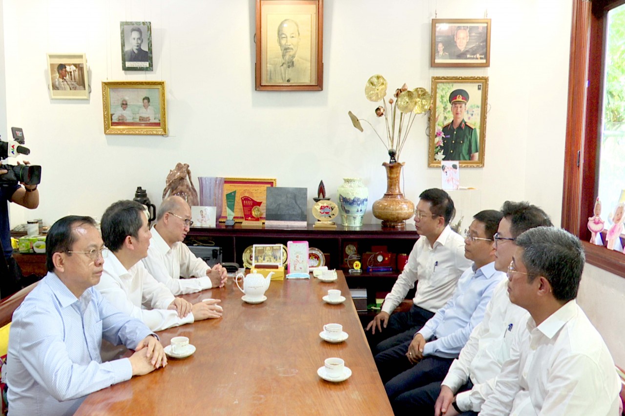 Bộ trưởng Bộ Tài chính Nguyễn Văn Thắng dâng hương cố Thủ tướng Phạm Văn Đồng