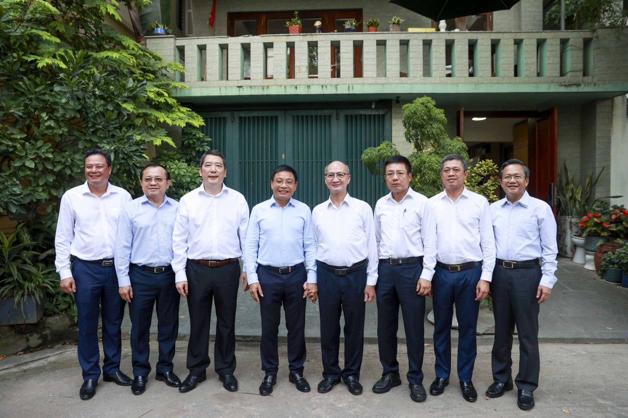 Bộ trưởng Bộ Tài chính Nguyễn Văn Thắng dâng hương cố Thủ tướng Phạm Văn Đồng