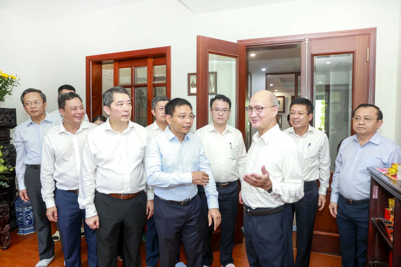 Bộ trưởng Bộ Tài chính Nguyễn Văn Thắng dâng hương cố Thủ tướng Phạm Văn Đồng