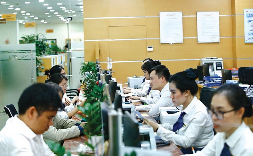 Tín dụng bứt tốc 9,9%, giữ thế chủ động điều hành lãi suất khi bỏ room Tín dụng bứt tốc 9,9%, giữ thế chủ động điều hành lãi suất khi bỏ room