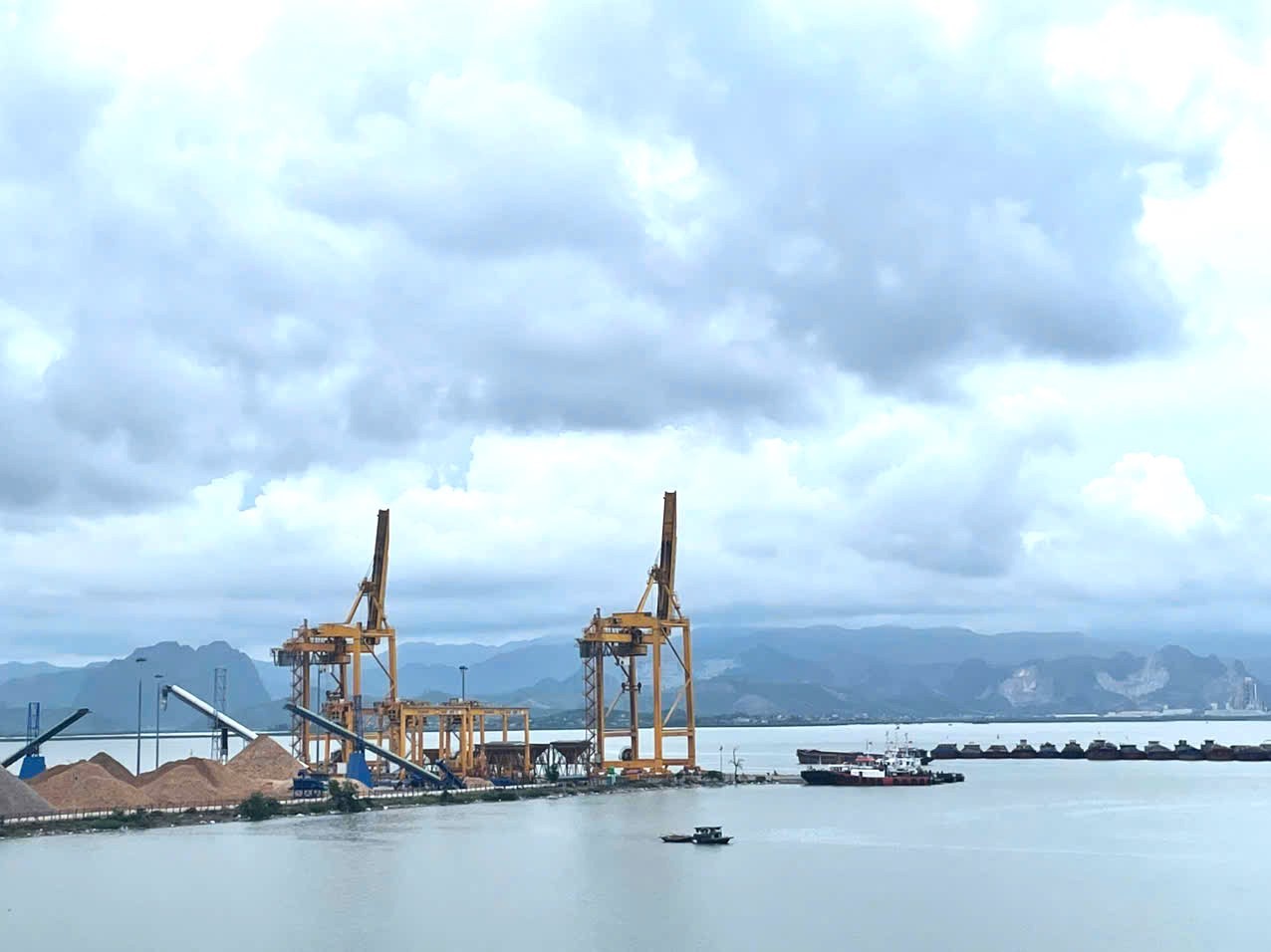 Hơn 82 triệu tấn hàng hóa thông qua các cảng biển tại Quảng Ninh trong 6 tháng Hơn 82 triệu tấn hàng hóa thông qua các cảng biển tại Quảng Ninh trong 6 tháng