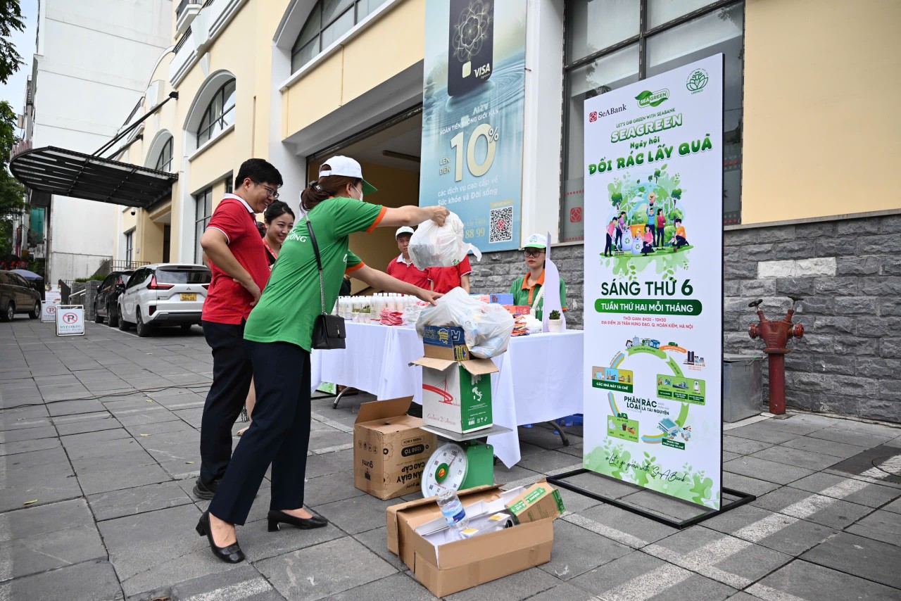 SeABank tổ chức “Ngày hội đổi rác lấy quà” lan tỏa lối sống xanh, giữ gìn Hà Nội sạch đẹp