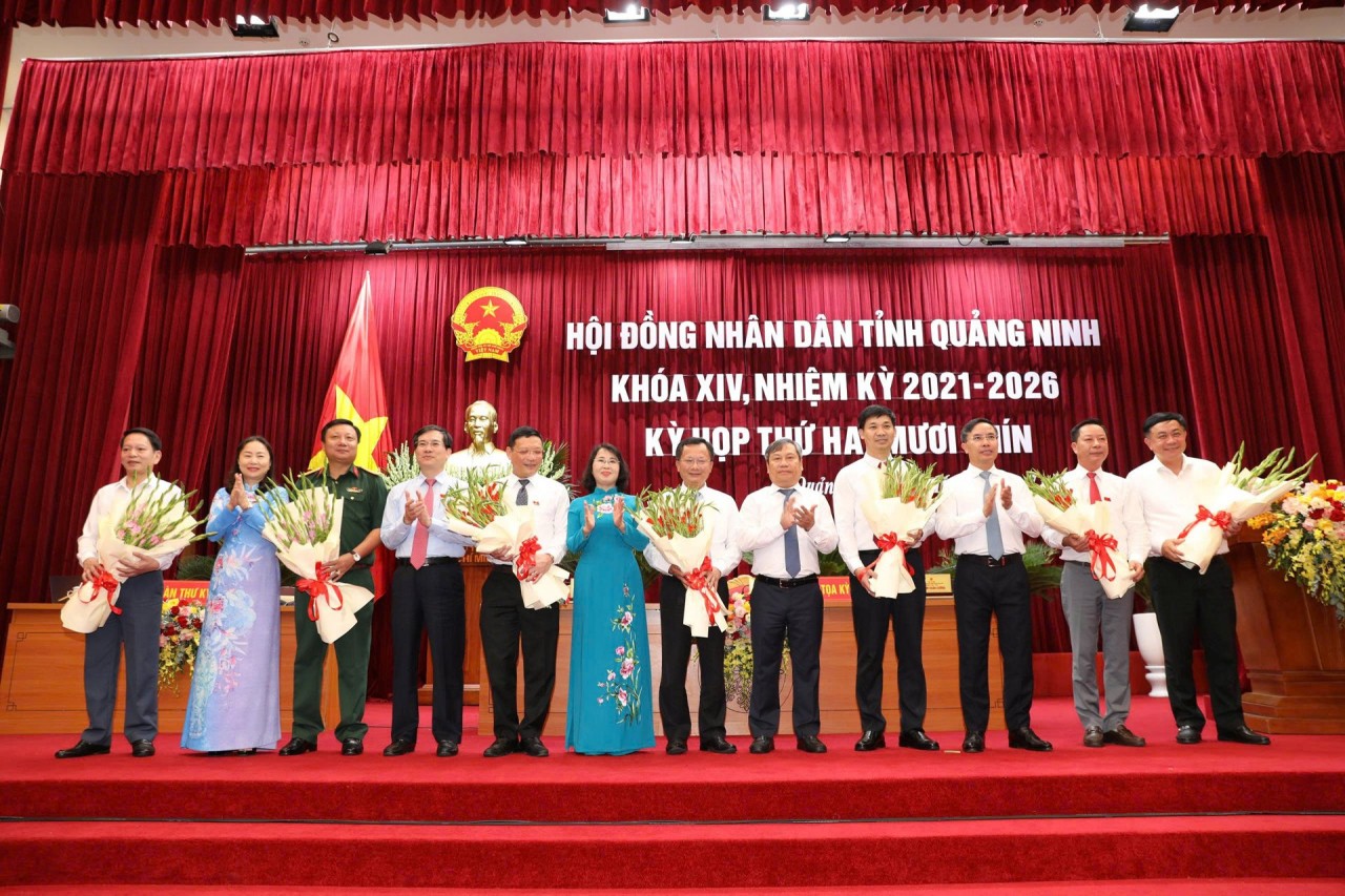 Thường trực Tỉnh ủy, HĐND, UBND tỉnh Quảng Ninh tặng hoa chúc mừng các nhân sự được bầu đảm nhận vị trí công tác mới. Ảnh: Đ.P Thường trực Tỉnh ủy, HĐND, UBND tỉnh Quảng Ninh tặng hoa chúc mừng các nhân sự được bầu đảm nhận vị trí công tác mới. Ảnh: Đ.P
