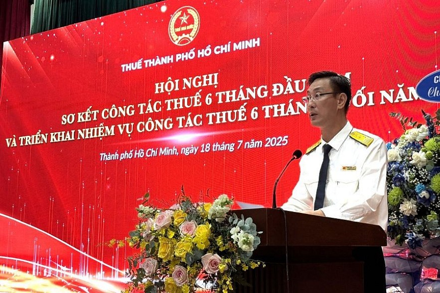 Trưởng Thuế TP. Hồ Chí Minh Đoàn Minh Dũng cam kết cùng ban lãnh đạo và toàn thể công chức đơn vị hoàn thành tốt nhiệm vụ năm 2025. Ảnh: Đỗ Doãn