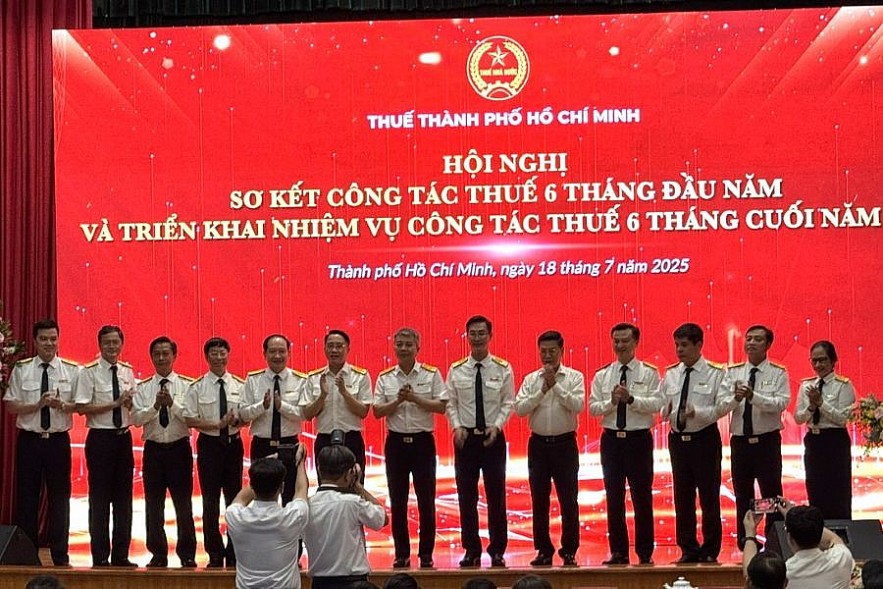 Lãnh đạo Cục Thuế chúc mừng ban lãnh đạo Thuế TP. Hồ Chí Minh. Ảnh: Đỗ Doãn
