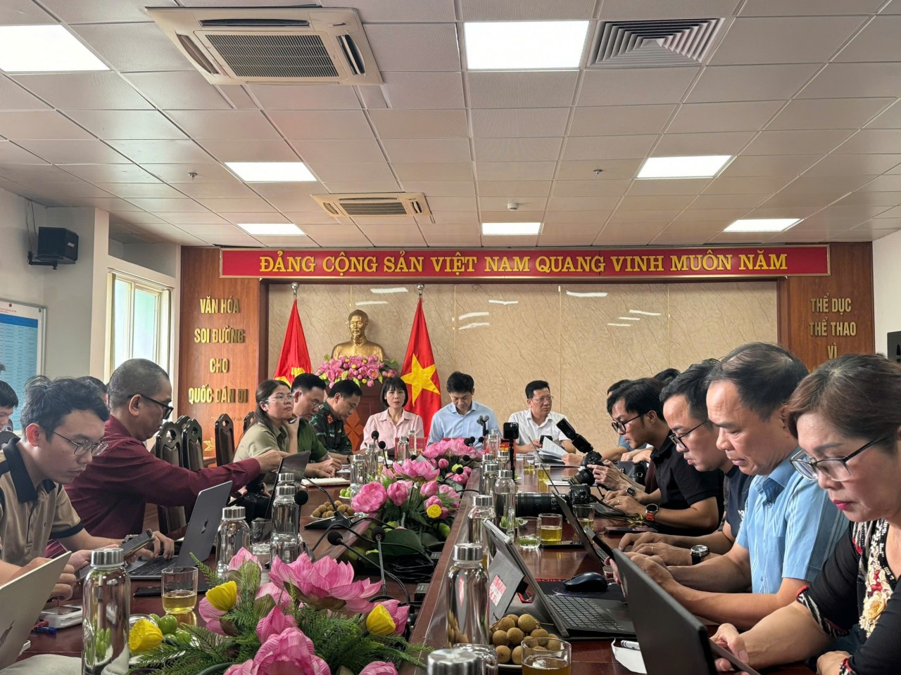 Quảng Ninh vẫn đang tích cực tìm kiếm các nạn nhân vụ đắm tàu trên vịnh Hạ Long Quảng Ninh vẫn đang tích cực tìm kiếm các nạn nhân vụ đắm tàu trên vịnh Hạ Long