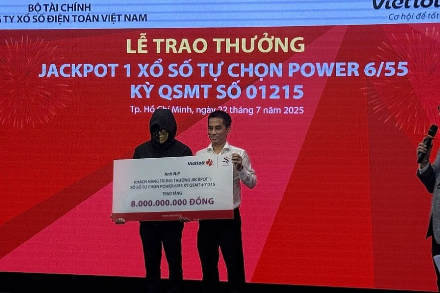 Anh N.P. trao tặng quỹ Tâm Tài Việt 8 tỷ đồng. Ảnh: Đỗ Doãn