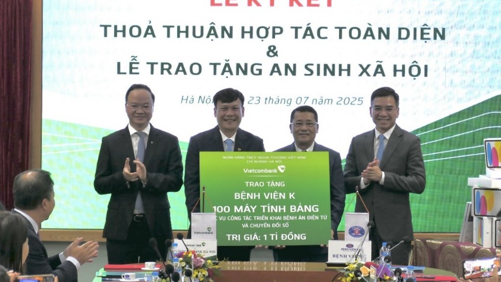 Vietcombank và Bệnh viện K ký kết hợp tác toàn diện, trao tặng 100 máy tính bảng trị giá 1 tỷ đồng phục vụ chuyển đổi số