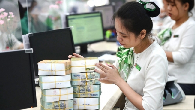 Lãi suất tiết kiệm ngày 24/7: 8 ngân hàng vượt mốc lãi suất huy động 6%