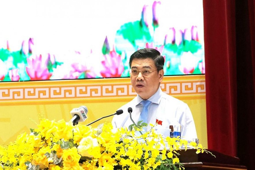 Phó Chủ tich UBND TP. Hồ Chí Minh Nguyễn Văn Dũng báo cáo tình hình kinh tế tại kỳ hop. Ảnh: Việt Dũng