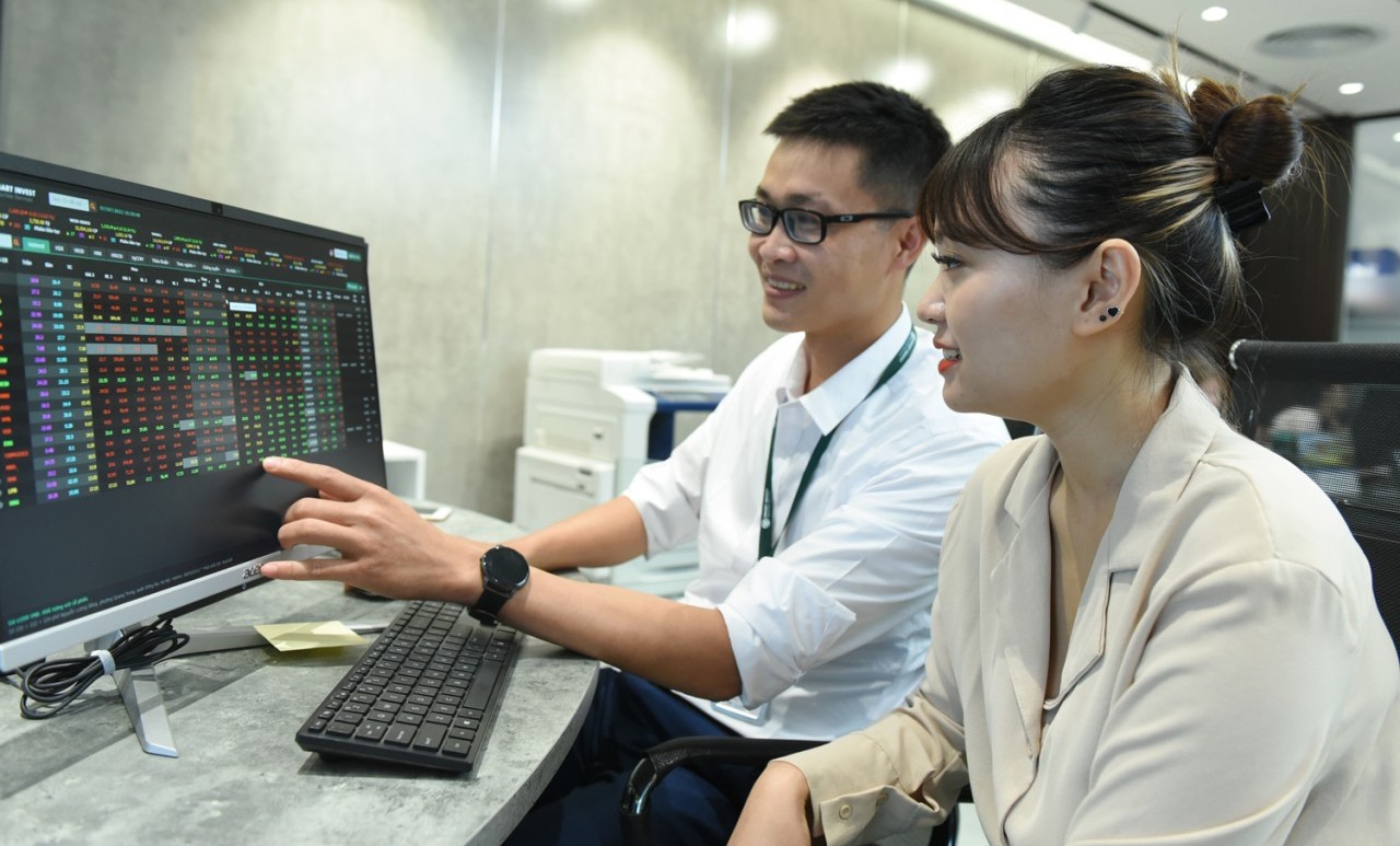 chung khoan ngay 122 vn index tang phien thu hai lien tiep dong tien nghi tet som