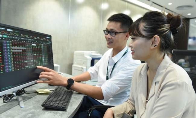 Chứng khoán ngày 13/10: Cổ phiếu bất động sản dẫn dắt thị trường, VN-Index tiếp tục chinh phục đỉnh mới