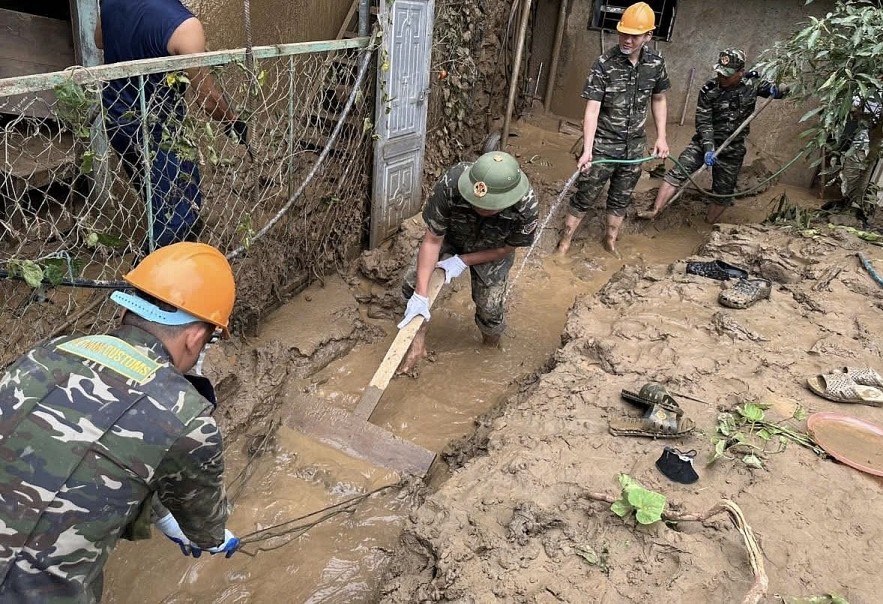 undefined Hải quan Nậm Cắn cùng người dân khắc phục hậu quả bão Wipha