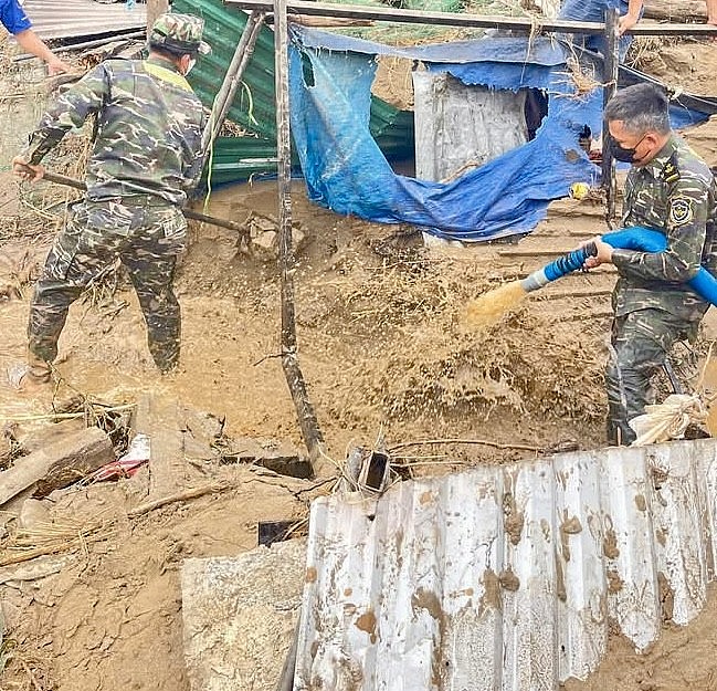 undefined Hải quan Nậm Cắn cùng người dân khắc phục hậu quả bão Wipha