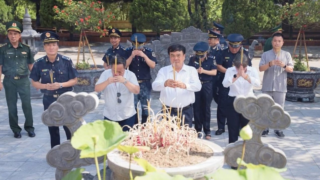 Hải quan Việt Nam dâng hương, tri ân Anh hùng liệt sĩ bảo vệ biên giới