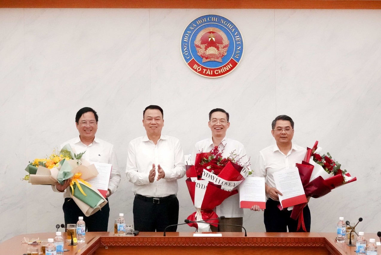 Bộ Tài chính công bố và trao quyết định điều động, bổ nhiệm 3 lãnh đạo cấp vụ, cục