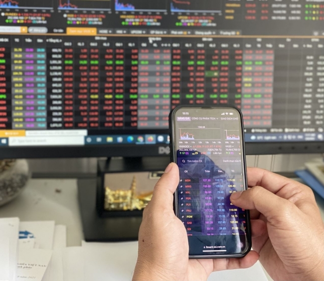 chung khoan ngay 3110 ap luc tu co phieu von hoa lon vn index giam diem phien cuoi thang 10