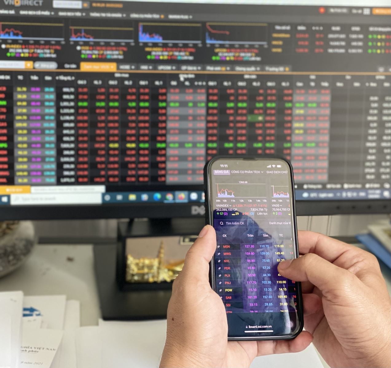 Chứng khoán ngày 27/10: Áp lực bán mạnh hơn về cuối phiên, VN-Index giảm điểm phiên đầu tuần