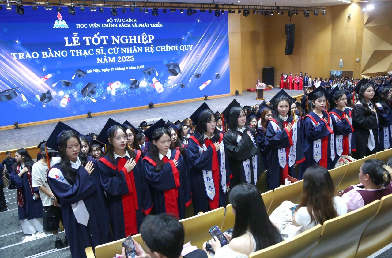 Học viện Chính sách và Phát triển trao bằng tốt nghiệp cho hơn 1.268 tân cử nhân