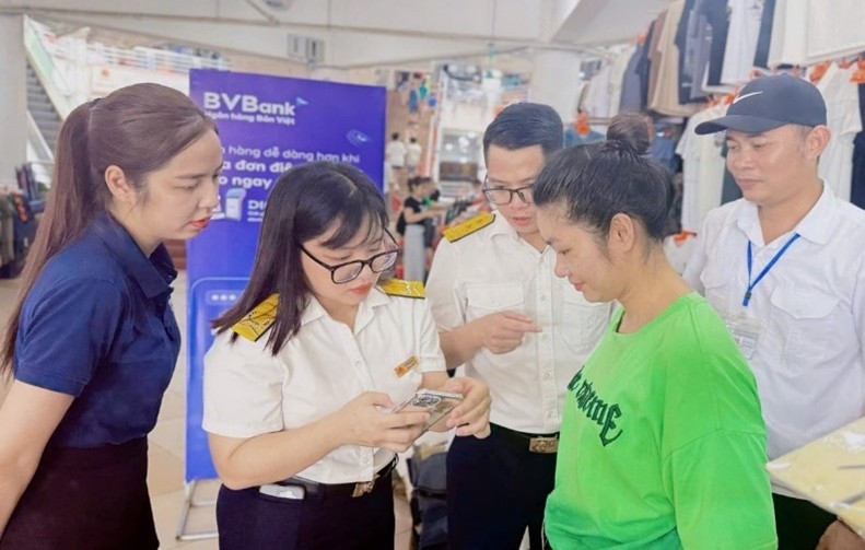 hướng dẫn người nộp thuế cài đặt và sử dụng ứng dụng eTax Mobile. Ảnh Thuế