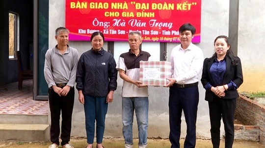 Phú Thọ chung tay hỗ trợ gia đình người có công, người nghèo xóa nhà tạm, nhà dột nát
