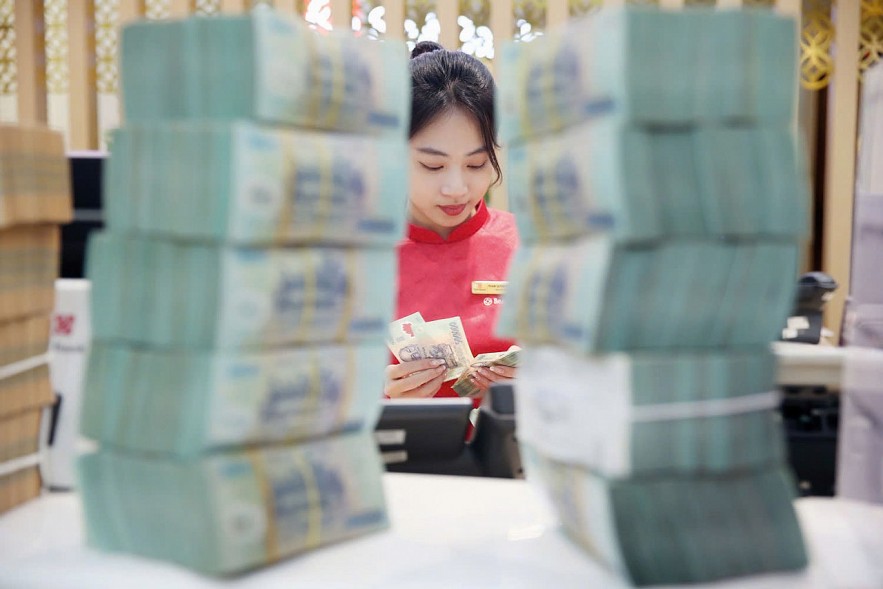 Lãi suất niêm yết ổn định, ưu đãi “ngầm” tạo sóng huy động Lãi suất niêm yết ổn định, ưu đãi “ngầm” tạo sóng huy động