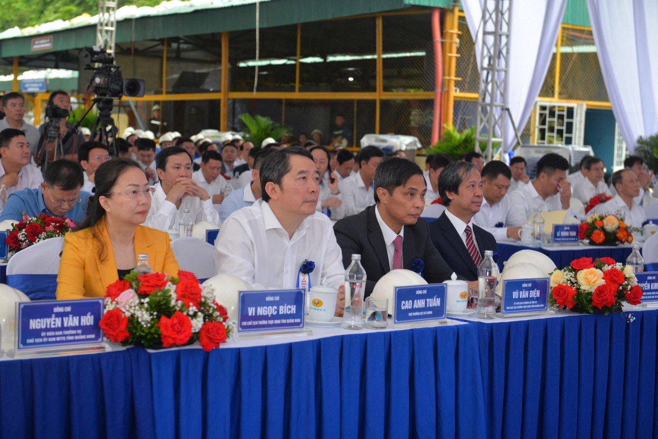 Quảng Ninh khởi công dự án khai thác hầm lò phần mở rộng mỏ Hà Ráng Quảng Ninh khởi công dự án khai thác hầm lò phần mở rộng mỏ Hà Ráng
