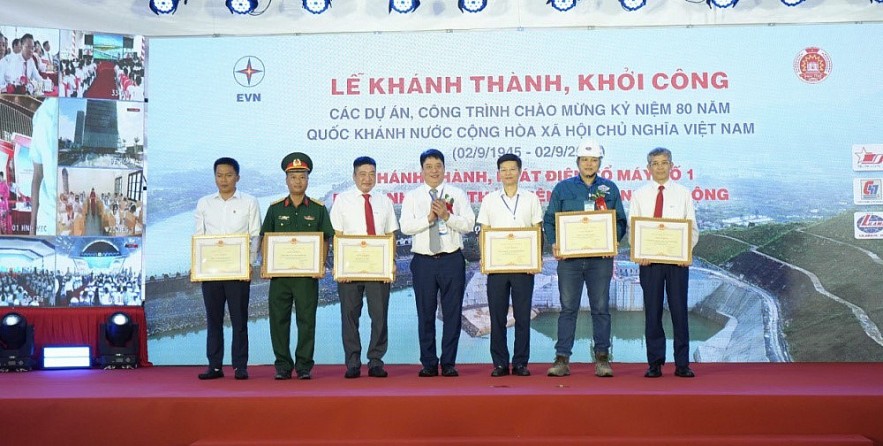 Hoà lưới tổ điện số 1 dự án nhà máy thủy điện Hòa Bình mở rộng