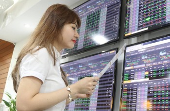 Chứng khoán ngày 19/8: Vượt giằng co, VN-Index giữ vững đà tăng