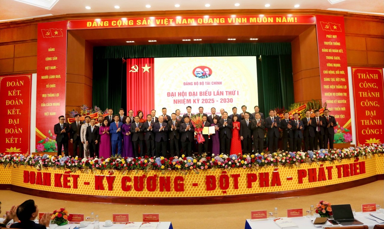 Ra mắt Ban Chấp hành Đảng bộ Bộ Tài chính nhiệm kỳ 2025 - 2030 Ra mắt Ban Chấp hành Đảng bộ Bộ Tài chính nhiệm kỳ 2025 - 2030