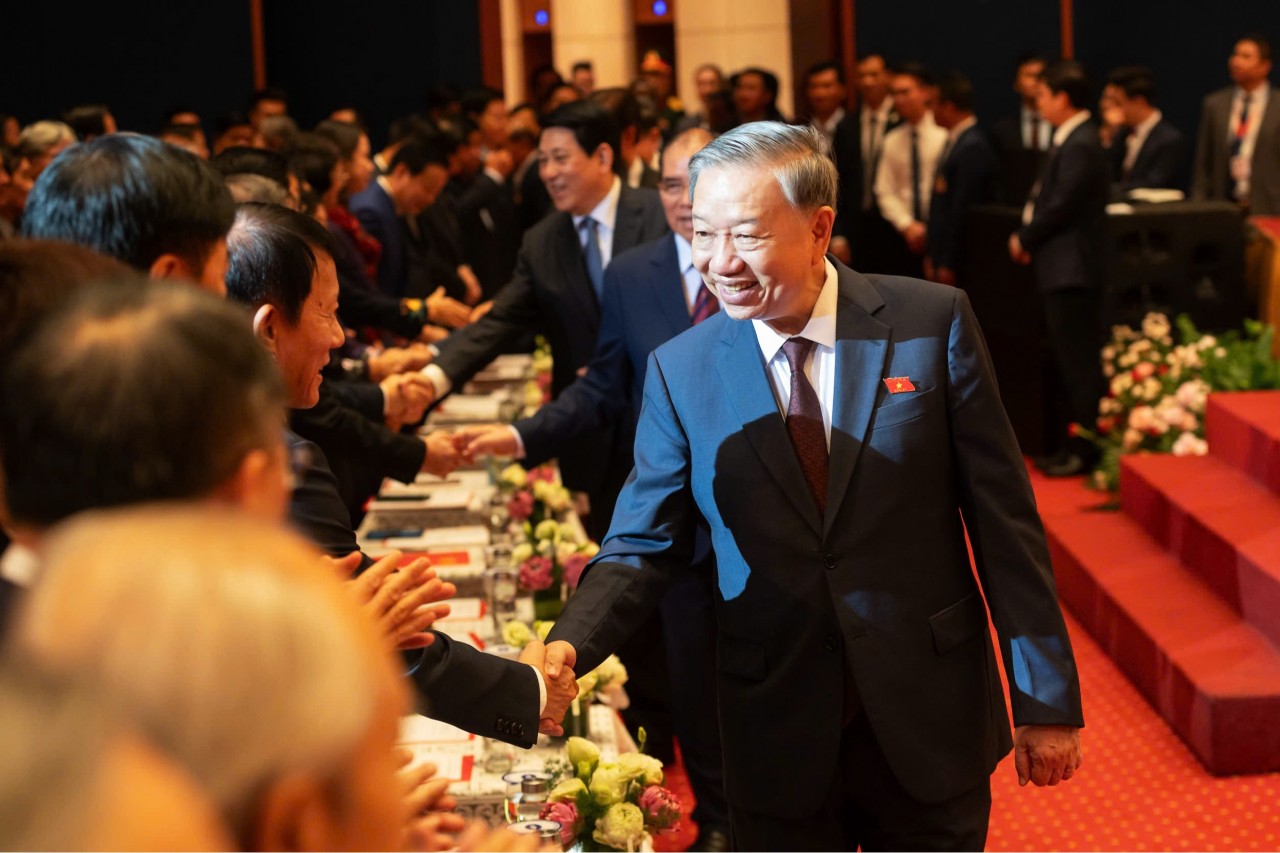 Tổng Bí thư Tô Lâm gặp mặt gần 2.000 đại biểu Quốc hội qua các thời kỳ Tổng Bí thư Tô Lâm gặp mặt gần 2.000 đại biểu Quốc hội qua các thời kỳ