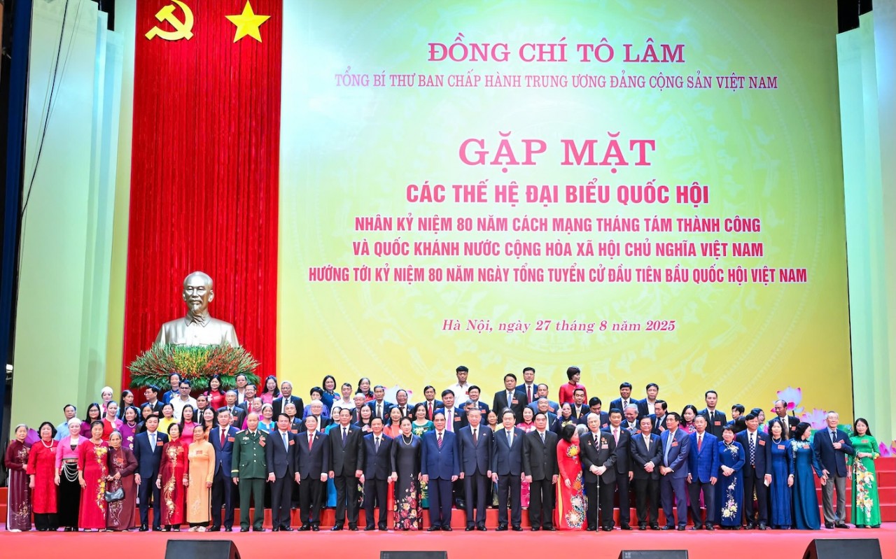 Tổng Bí thư Tô Lâm gặp mặt gần 2.000 đại biểu Quốc hội qua các thời kỳ Tổng Bí thư Tô Lâm gặp mặt gần 2.000 đại biểu Quốc hội qua các thời kỳ