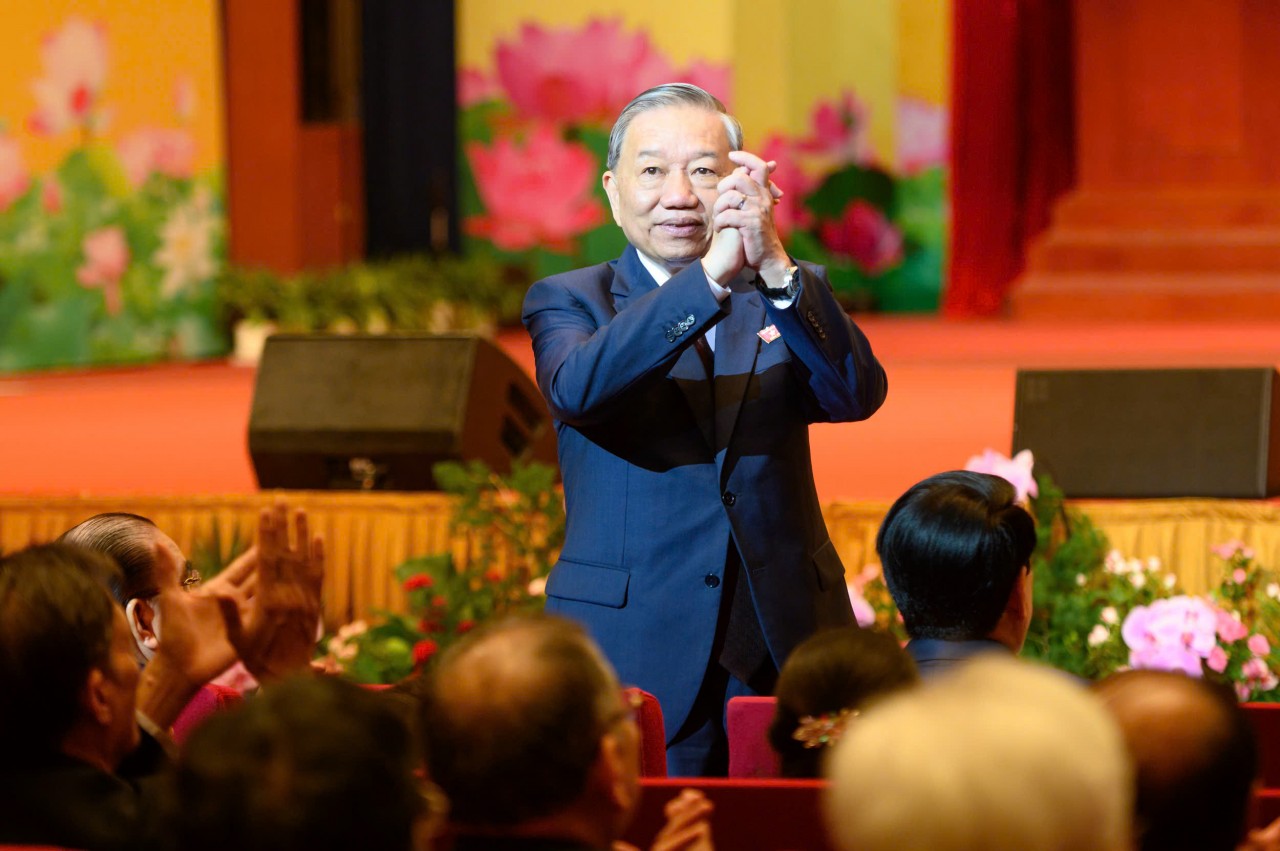 Tổng Bí thư Tô Lâm gặp mặt gần 2.000 đại biểu Quốc hội qua các thời kỳ Tổng Bí thư Tô Lâm gặp mặt gần 2.000 đại biểu Quốc hội qua các thời kỳ