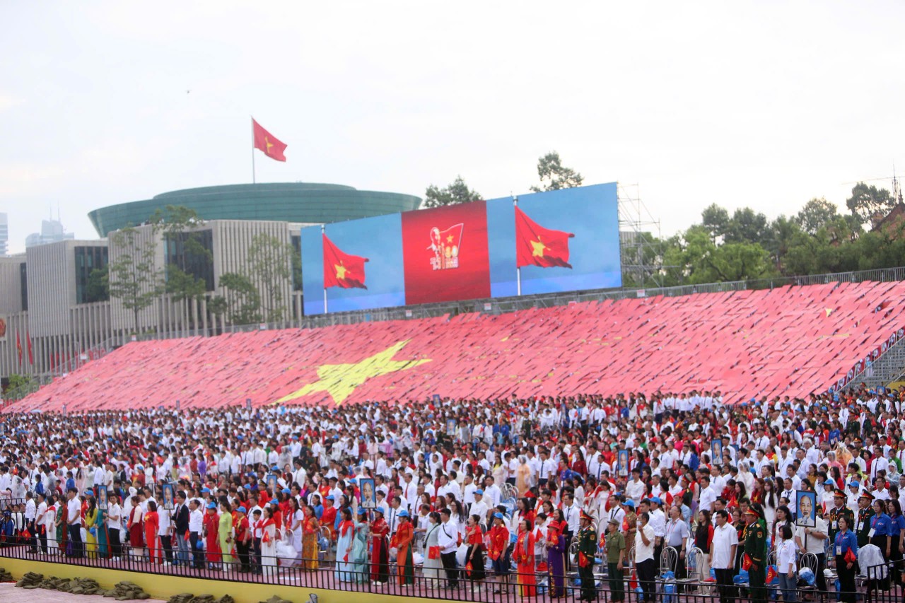 Đổi mới tư duy, huy động nguồn lực, cùng đất nước vươn mình